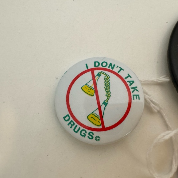 Vintage 9 Buttons of Various sizes - Picture 5 of 10